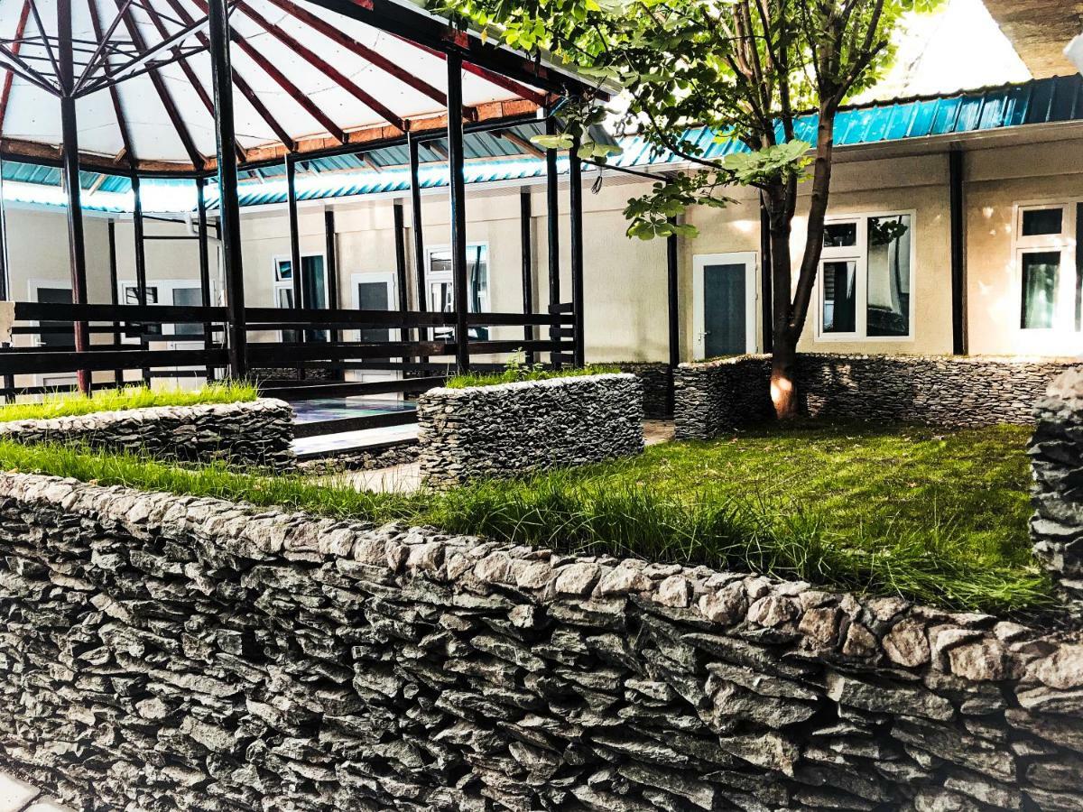 Park Hostel Osh Ngoại thất bức ảnh